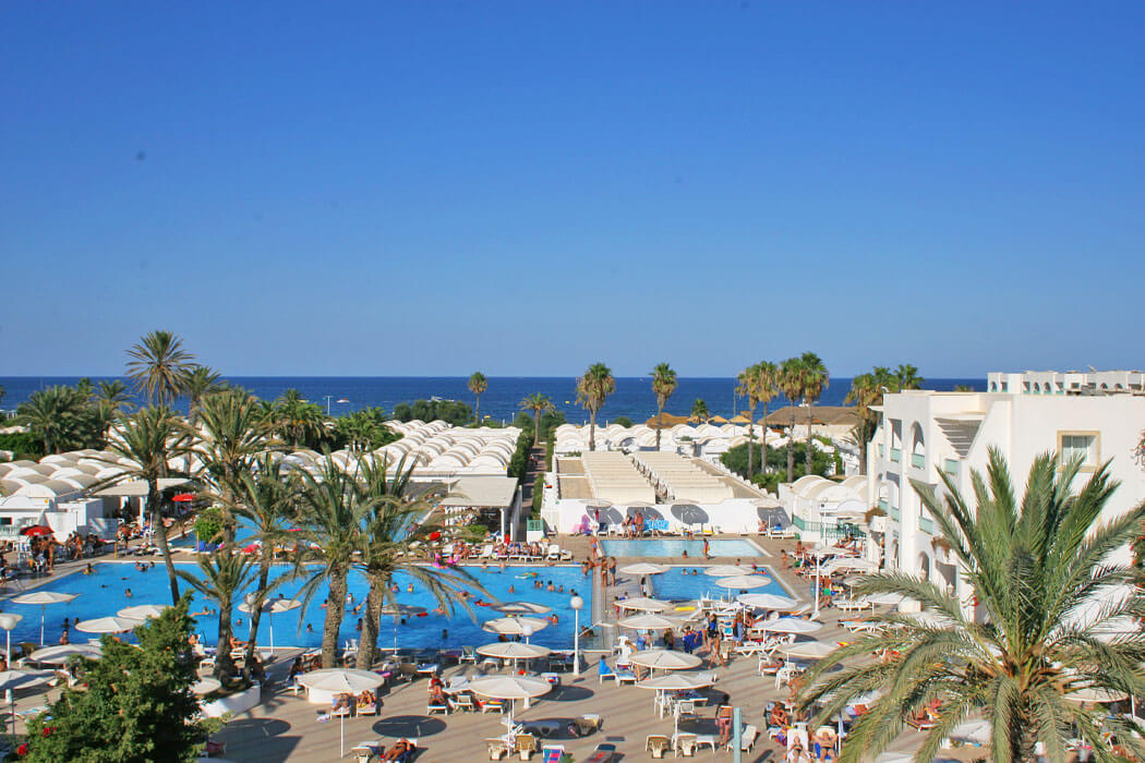 Hotel El Mouradi Club Kantaoui - widok na teren hotelu i na morze