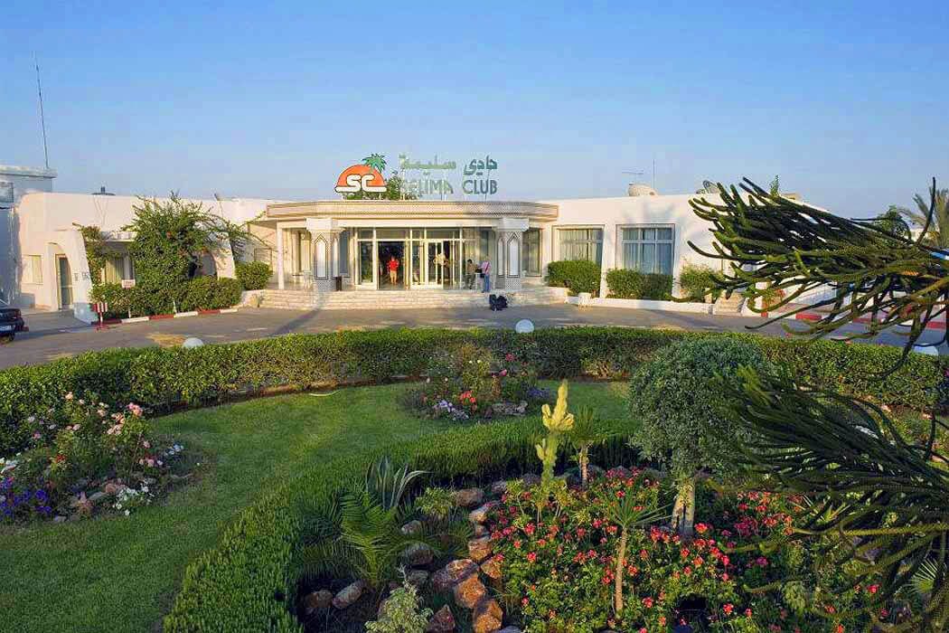 Hotel El Mouradi Club Selima - zieleń przed hotelem