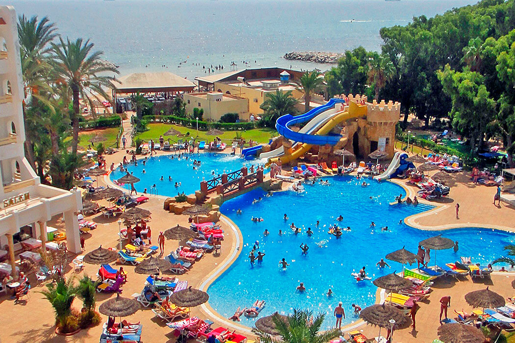 Hotel Marhaba Royal Salem - widok na basen i zjeżdżlanie
