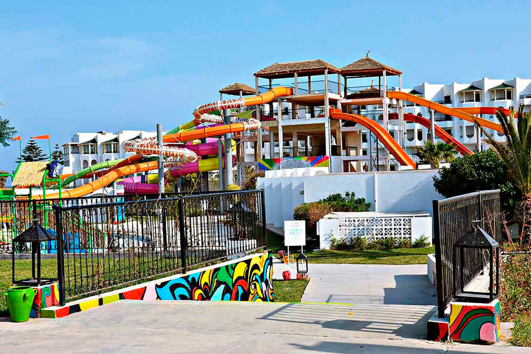 Hotel Aquasplash Thalassa Sousse - widok na zjeżdżalnie i hotel