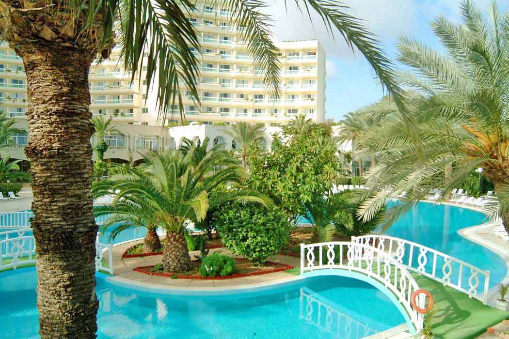 Riadh Palms Resort & SPA - mostek nad basenem