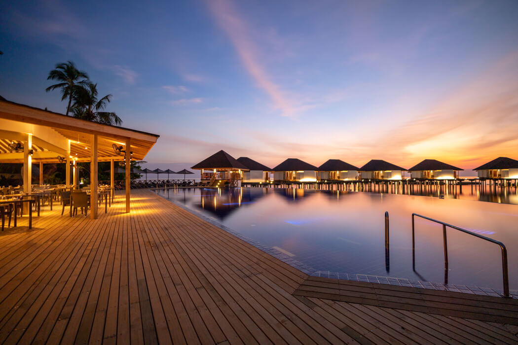 Hotel Ellaidhoo Maldives By Cinnamon - restauracja nad basenem