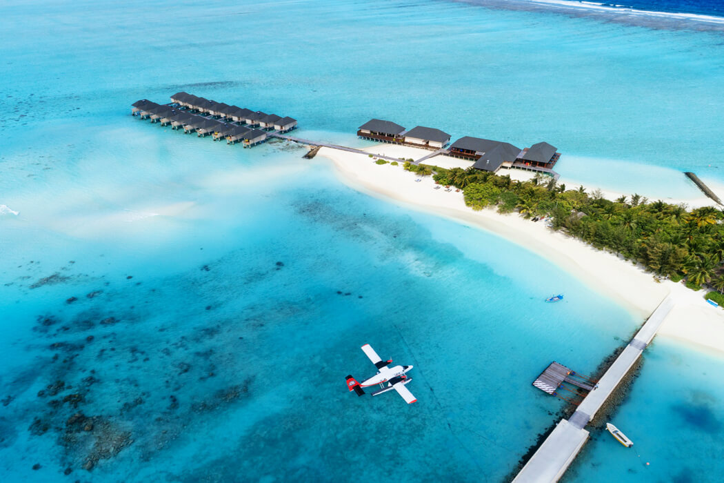 Hotel Summer Island Maldives - widok na domki i lotnisko