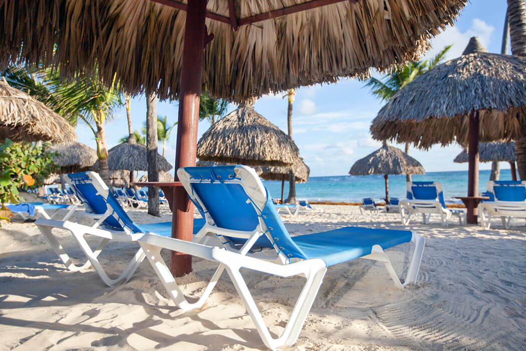 Hotel Bahia Principe Grand Punta Cana - leżaki na plaży