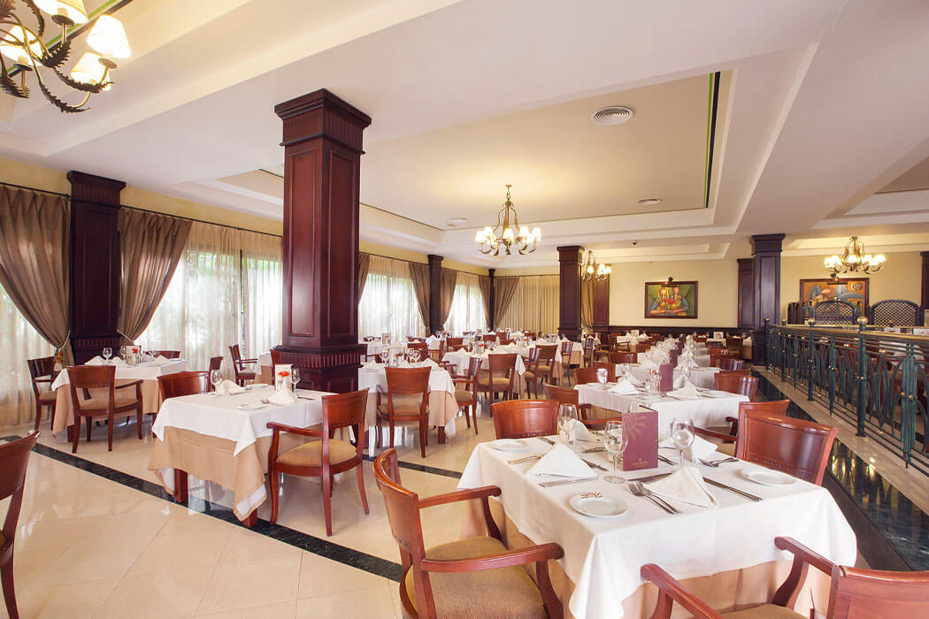 Hotel Bahia Principe Grand Punta Cana - stoliki w restauracji głównej