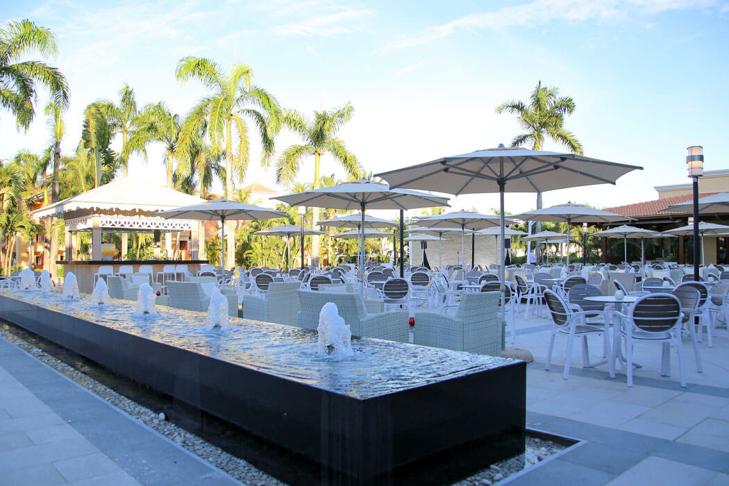 Hotel Bahia Principe Grand Punta Cana - stoliki w restauracji na zewnątrz
