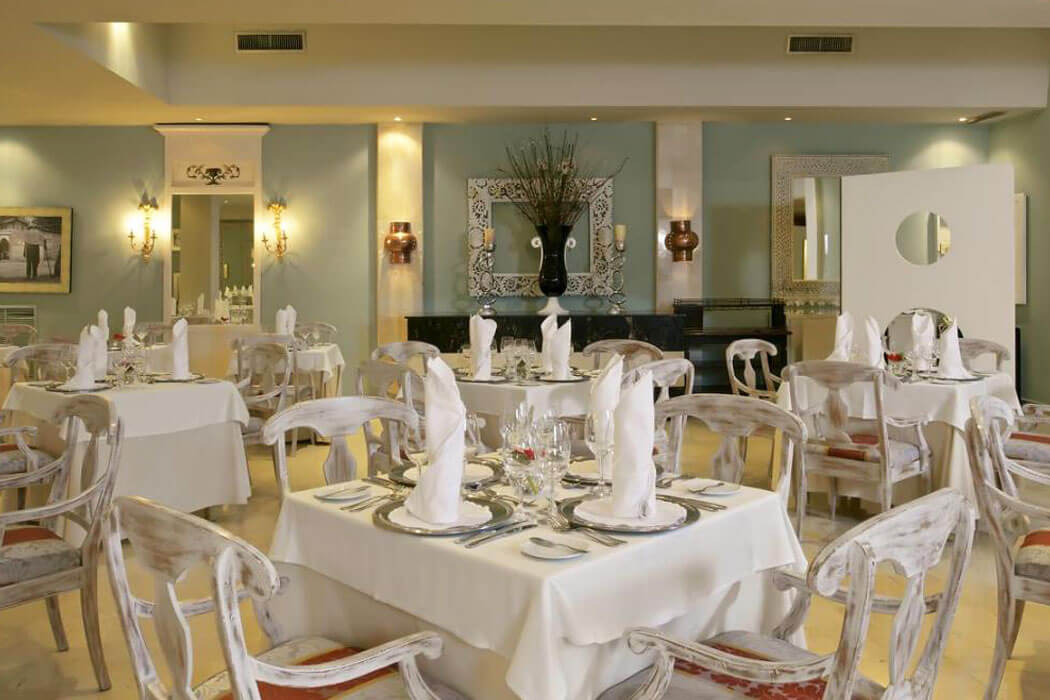 Hotel Iberostar Dominicana - krzesełka w restauracji