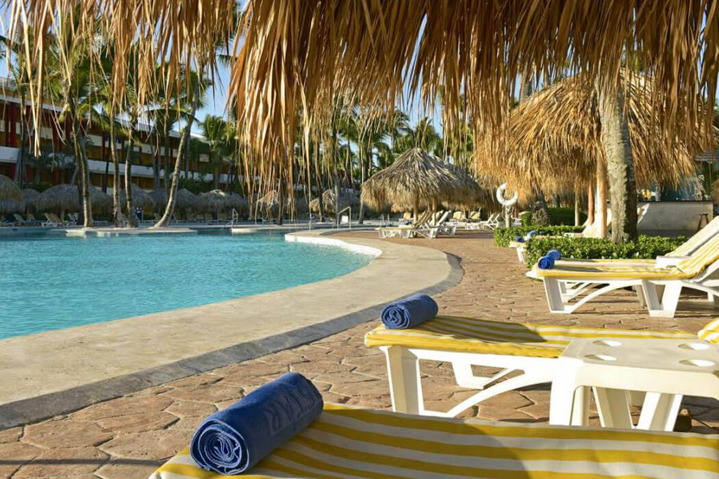 Hotel Iberostar Dominicana - leżaki przy basenie