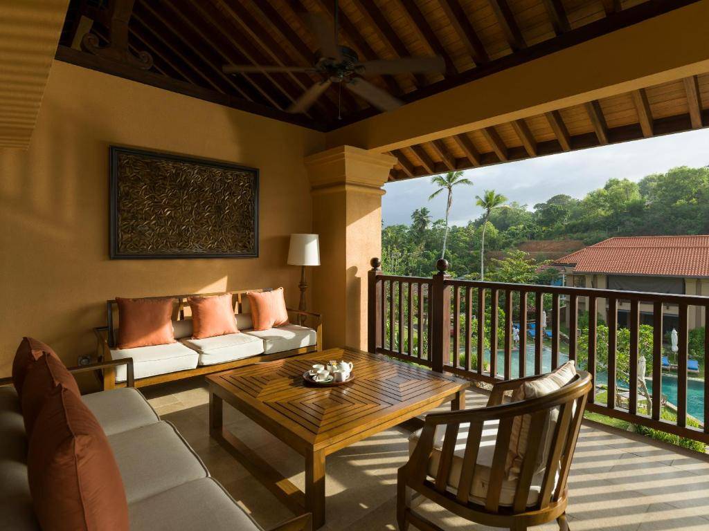 POOL VIEW MASTER SUITE