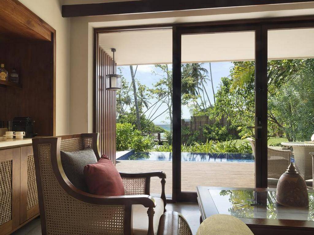 Ocean pool villa