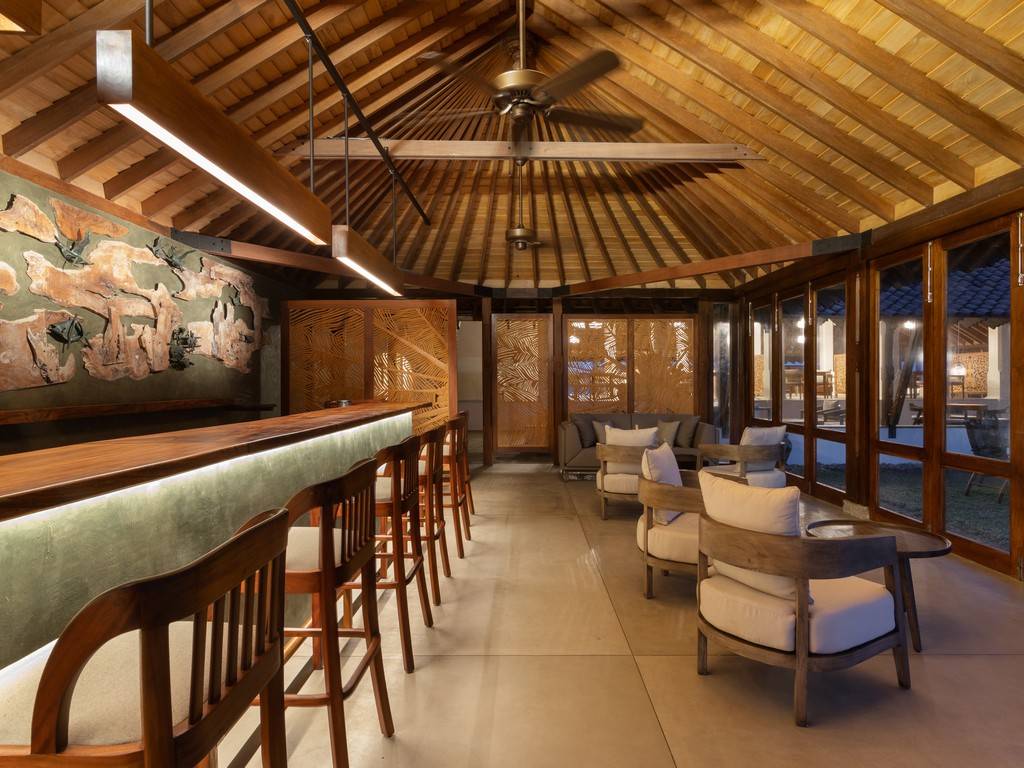 Lounge Pool Bar