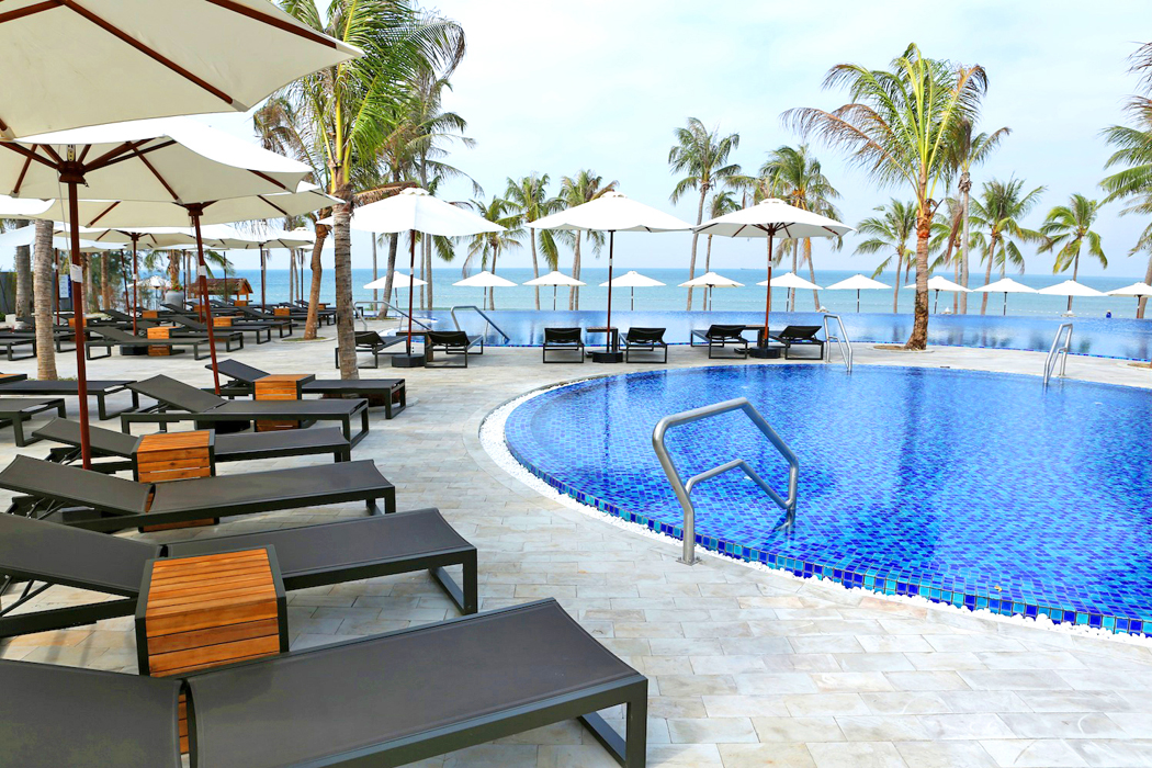 Hotel Novotel Phu Quoc Resort - leżaki przy basenie