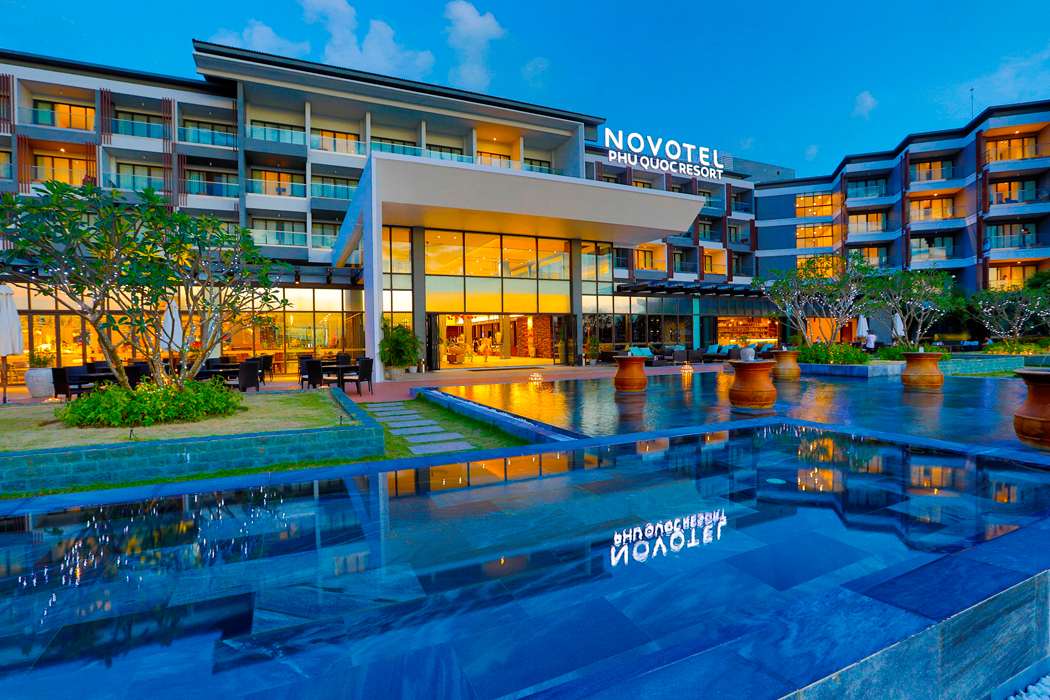 Hotel Novotel Phu Quoc Resort - podświetlony hotel