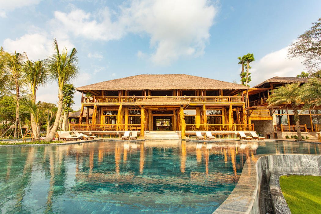 Hotel Ocean Bay Resort & Spa Phu Quoc - basen i budynek hotelowy w tle