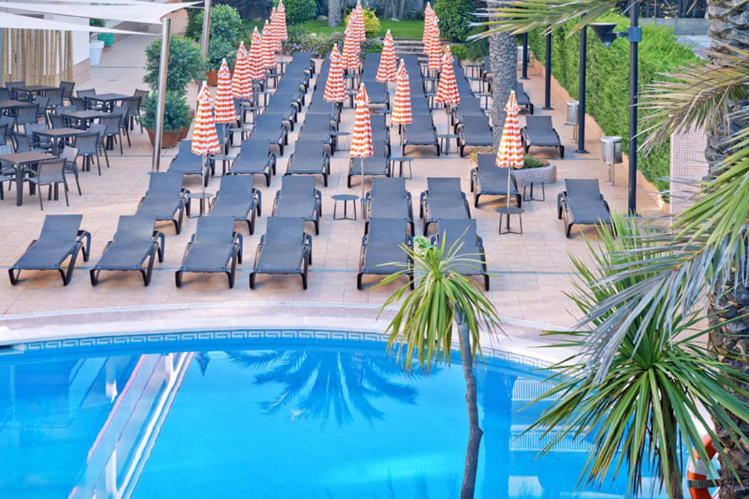 Sumus Hotel Monteplaya - leżaki nad basenem