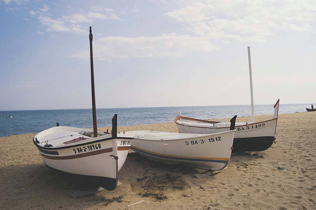 Sumus Hotel Monteplaya - łodzie na plaży