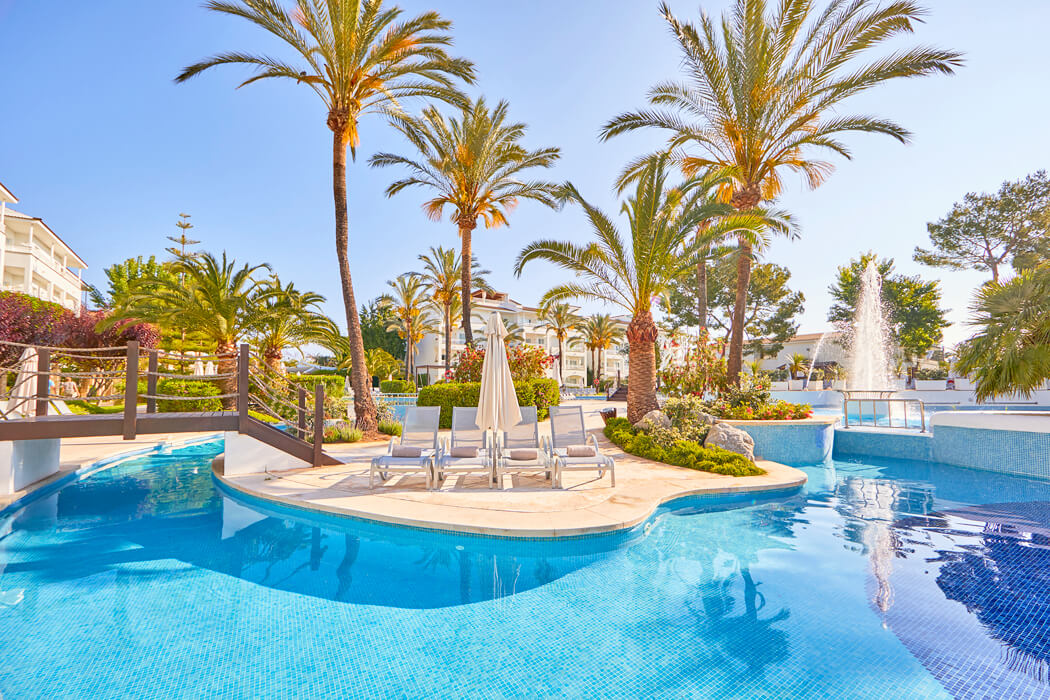 Hotel Prinsotel La Dorada - palmy przy basenie