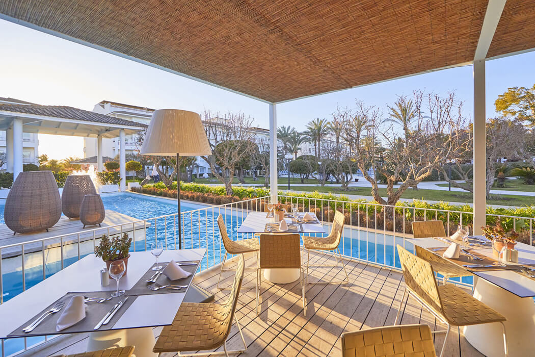 Hotel Prinsotel La Dorada - stoliki przy basenie