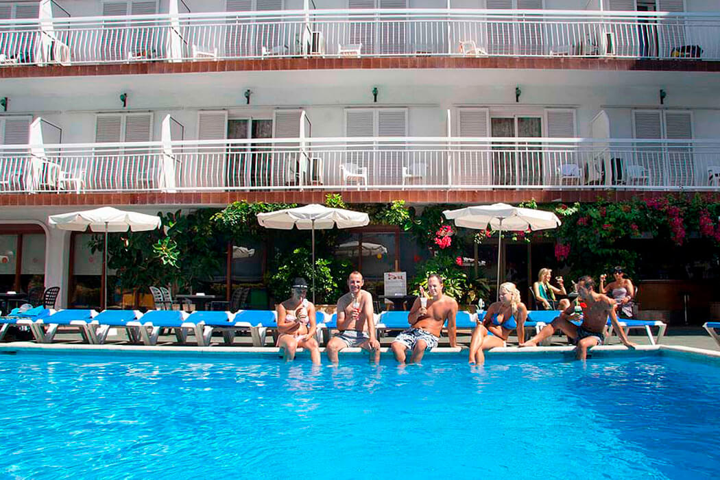 Hotel Garbi Park Lloret - basen i leżaki