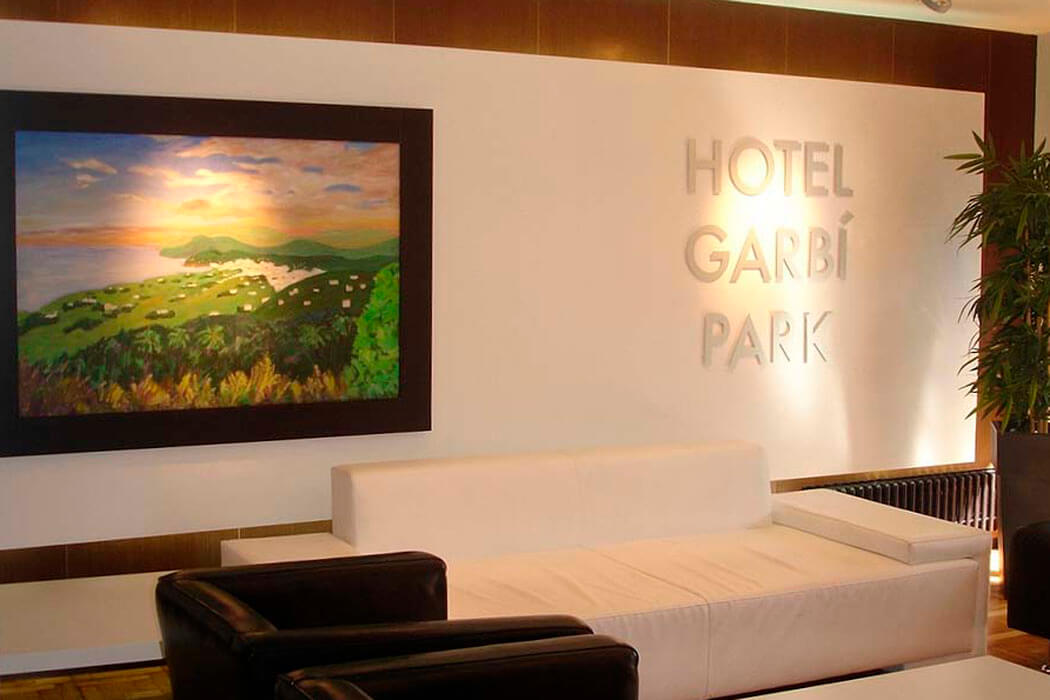 Hotel Garbi Park Lloret - fotele w lobby