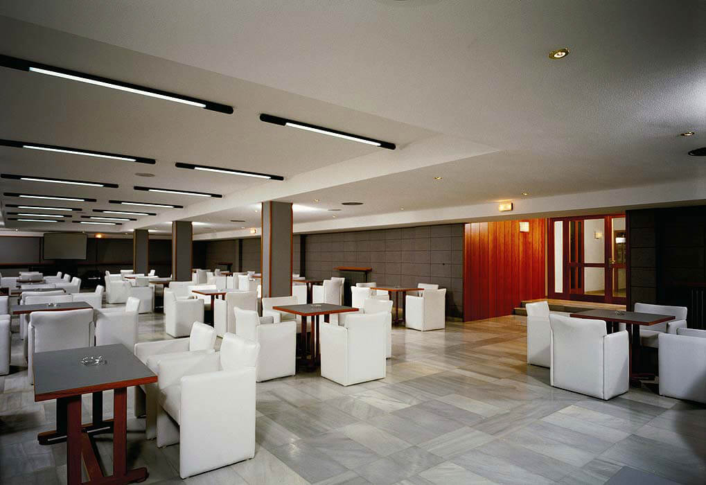 Hotel Garbi Park Lloret - fotele w restauracji