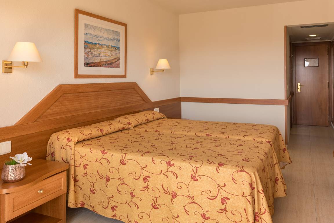 TWIN ROOM
