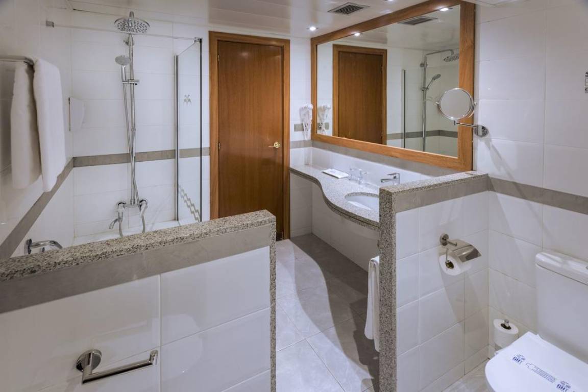 APARTMENT 2/4