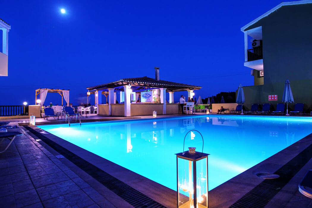 Corfu Aqua Marine Hotel - bar wieczorem