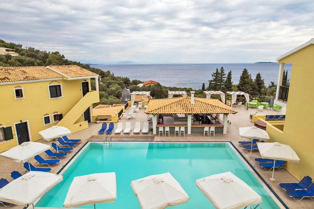 Corfu Aqua Marine Hotel - basen z morzem w tle