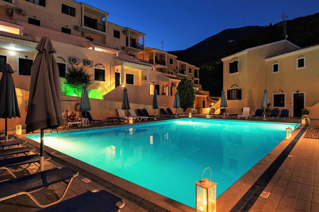 Corfu Aqua Marine Hotel - basen wieczorem
