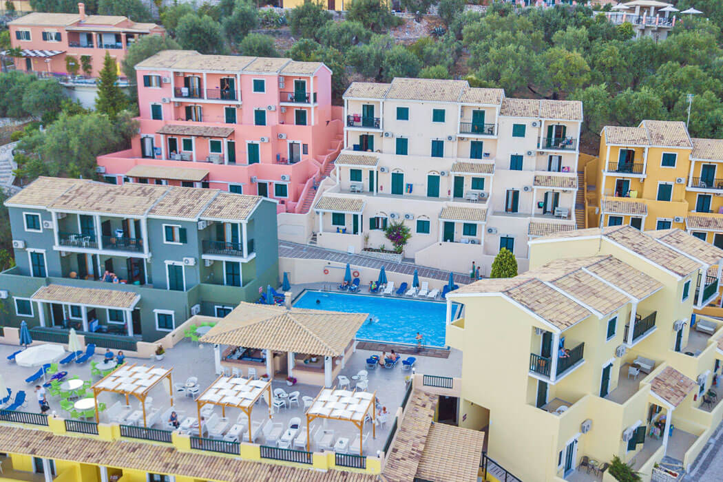 Corfu Aqua Marine Hotel - widok na hotel z oddali
