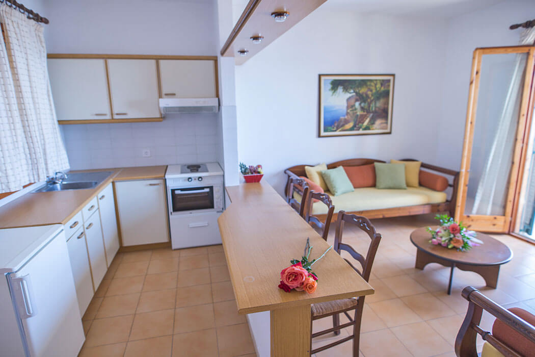 Corfu Aqua Marine Hotel - kuchnia z salonem w apartamencie