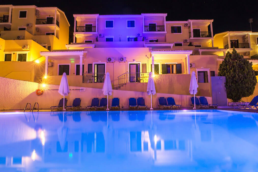 Corfu Aqua Marine Hotel - podświetlony basen i hotel