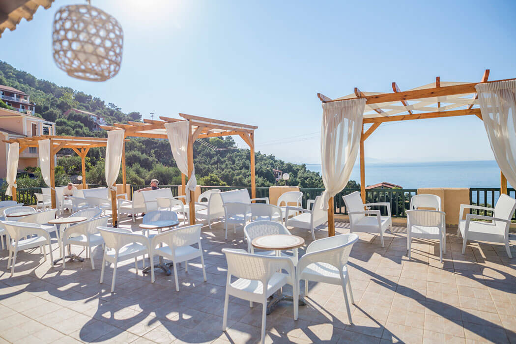 Corfu Aqua Marine Hotel - stoliki na tarasie