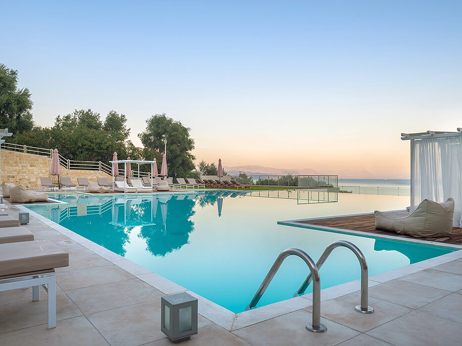 Golden Mare Barbati Hotel - widok na basen  i morze
