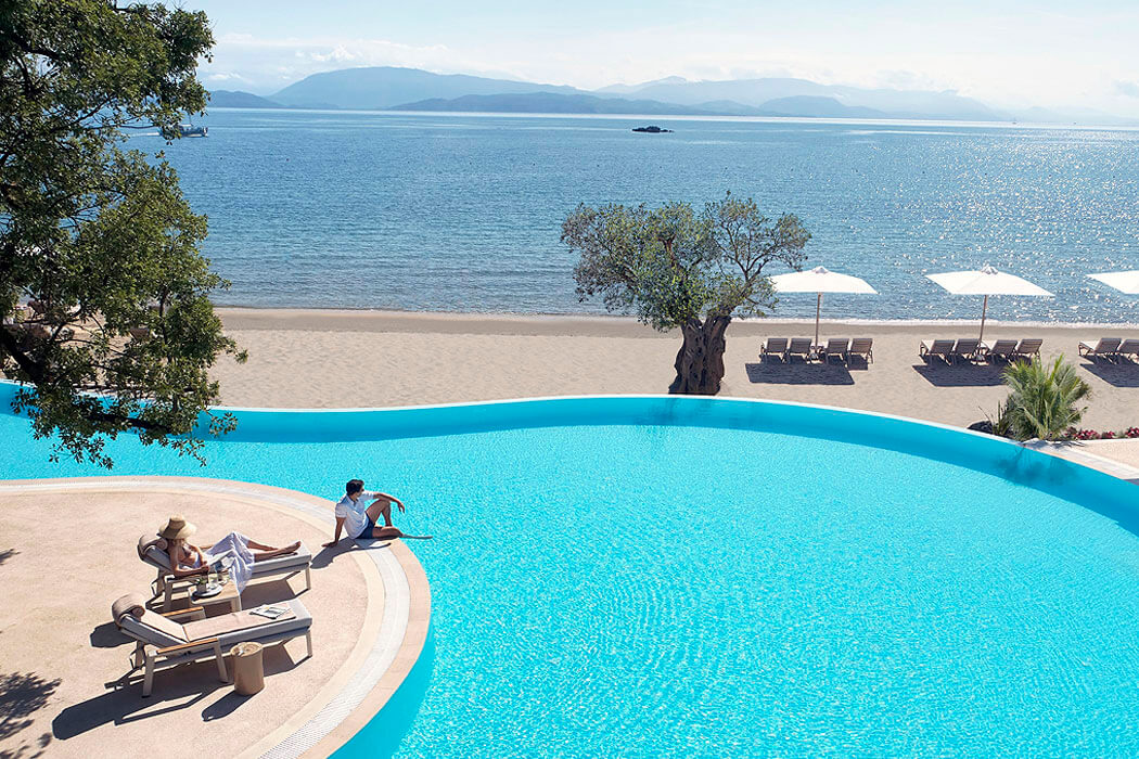 Hotel Ikos Dassia - widok na basen i morze