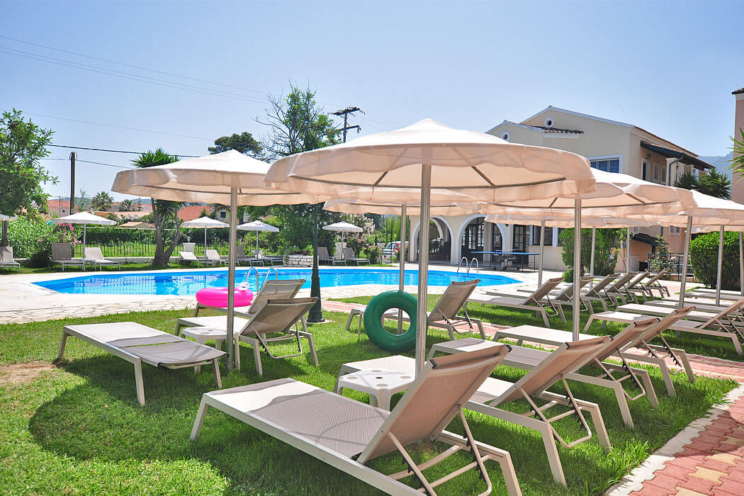 Hotel Acharavi Garden - leżaki