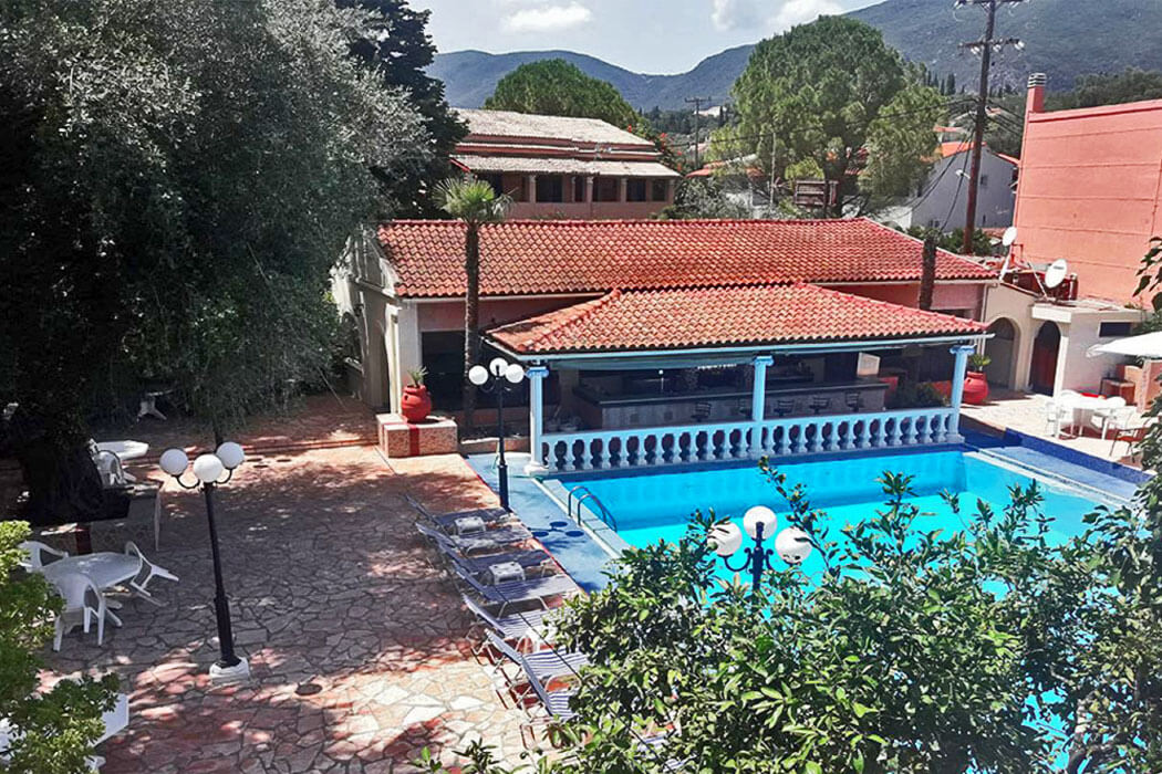 Hotel Corfu Garden - widok na basen z oddali