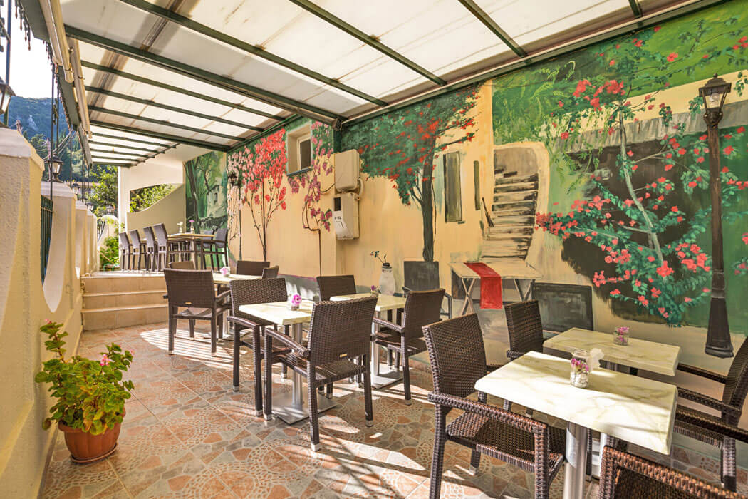 Bella Vista Hotel Corfu - stoliki na świeżym powietrzu