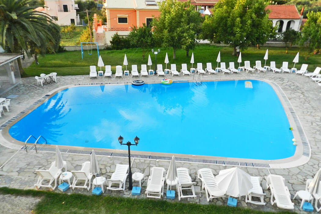 Hotel Tzilios Studios - leżaki nad basenem