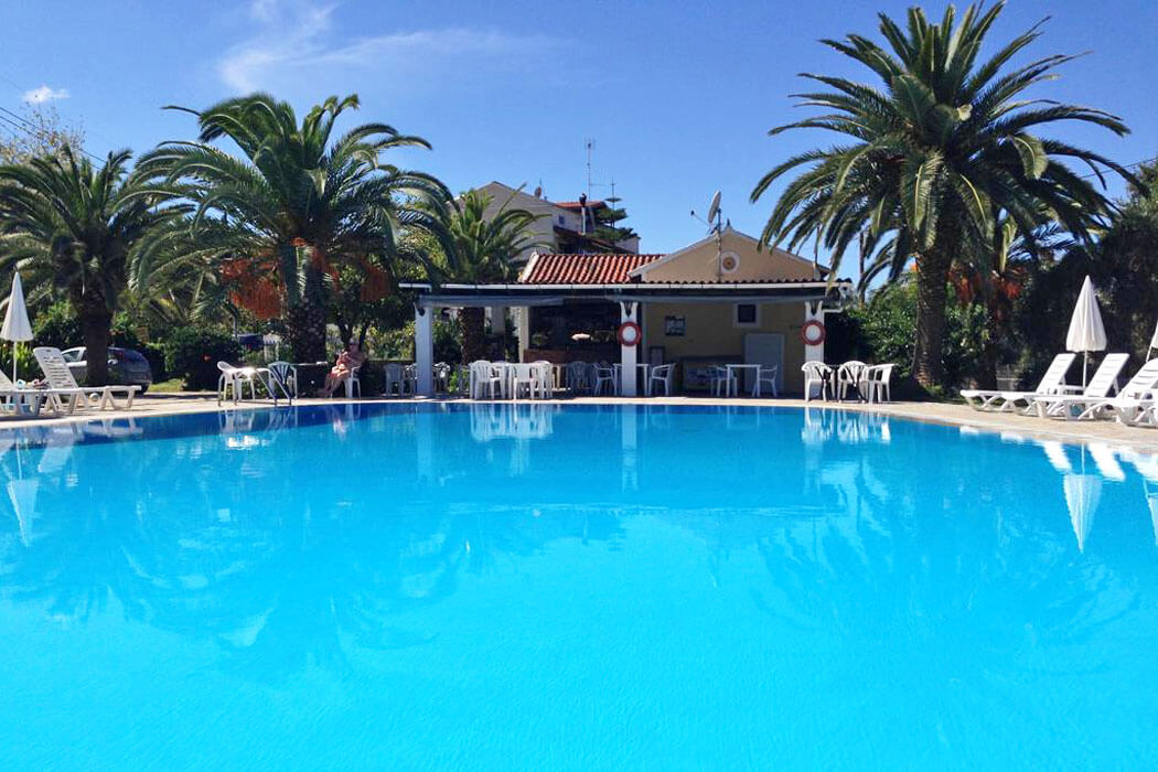 Hotel Tzilios Studios - palmy nad basenem