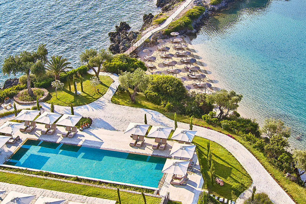 Hotel Grecotel Corfu Imperial Luxury Beach Resort - basen z widokiem na morze