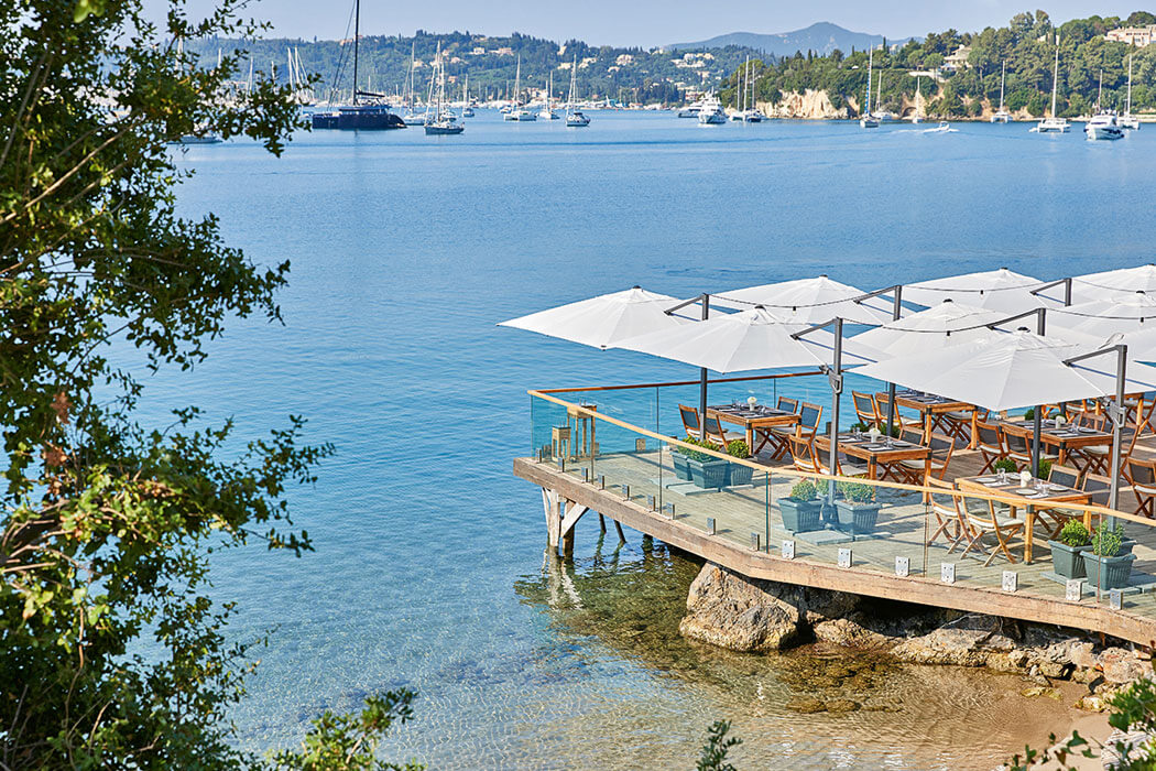 Hotel Grecotel Corfu Imperial Luxury Beach Resort - stoliki na tarasie