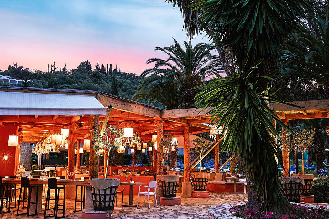 Hotel Grecotel Lux.Me Daphnila Bay Dassia - w restauracji Giardini wieczorem