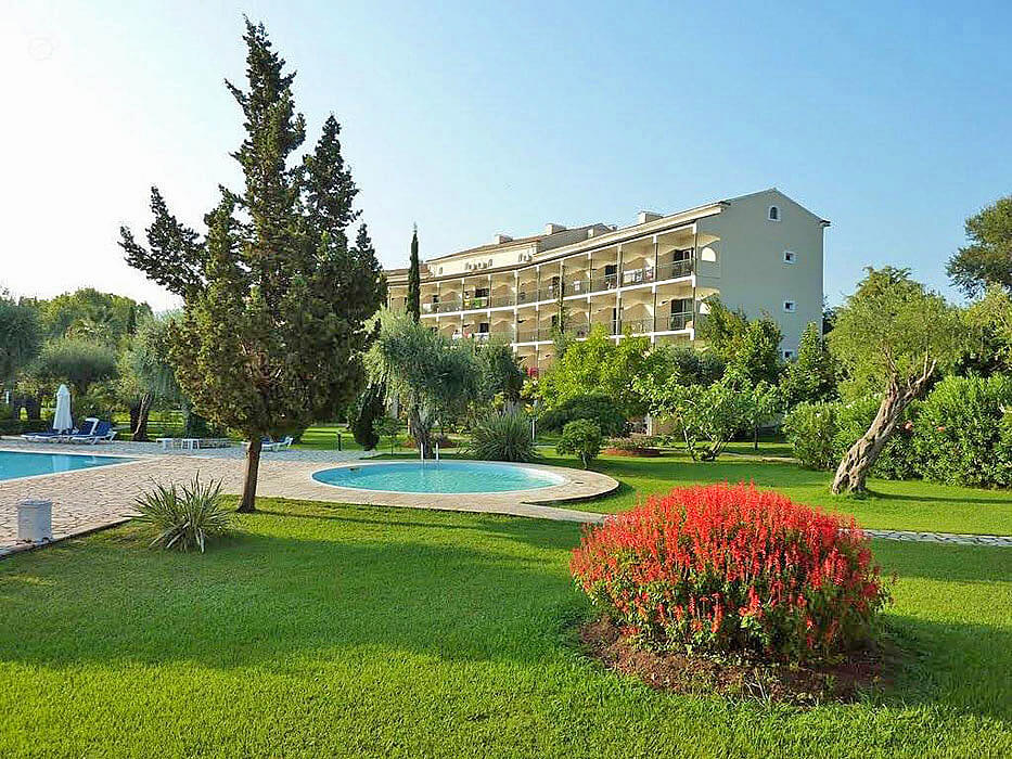 Delfinia Hotel Corfu - ogród przy basenie