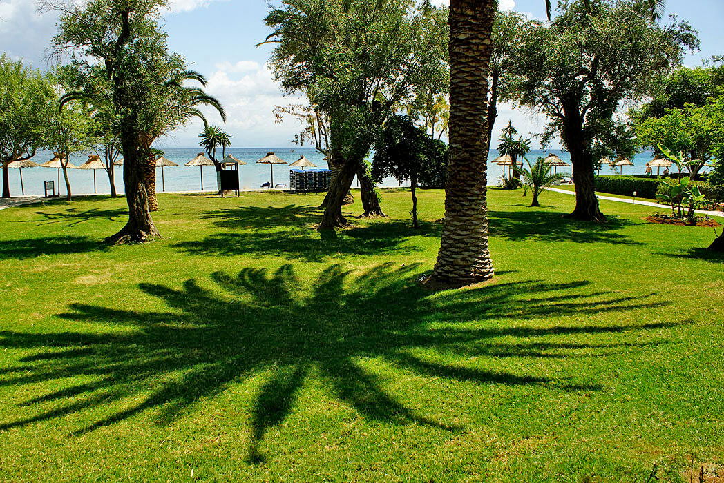 Delfinia Hotel Corfu - ogród przy plaży
