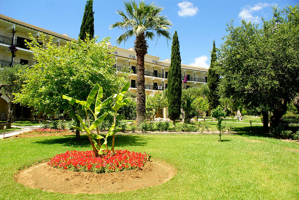 Delfinia Hotel Corfu - ogród przed budynkiem głównym