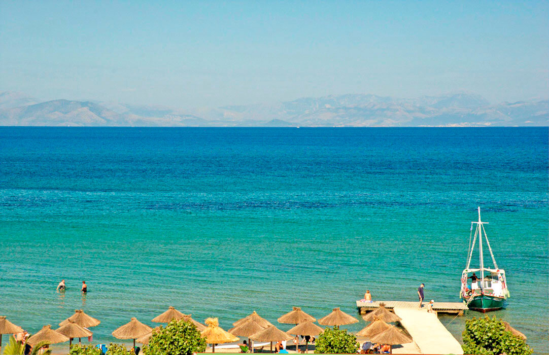 Delfinia Hotel Corfu - plaża z pomostem