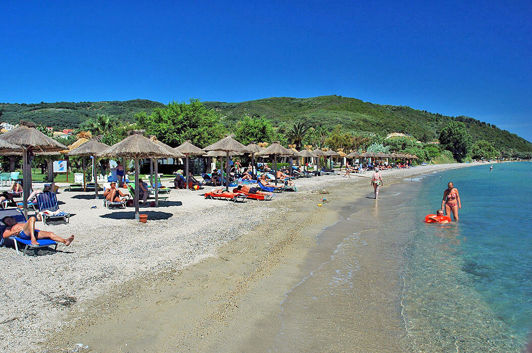 Delfinia Hotel Corfu - parasole i leżaki na plaży