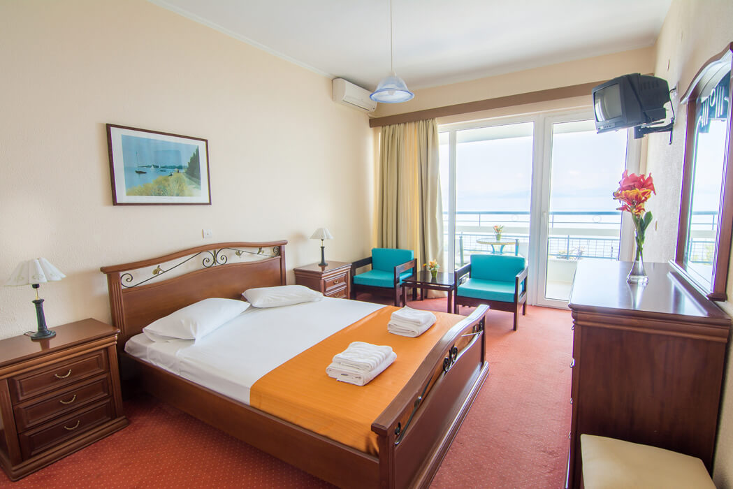 Golden Alexandros Hotel - przykładowy pokój standardowy side sea view